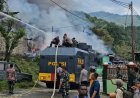 Personel Polri dan TNI Bahu Membahu Padamkan Api di Kompleks Kodam Lama Jayapura