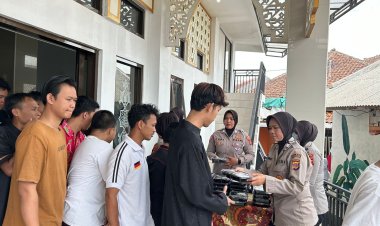 Polwan Polres Tasikmalaya Kota Gelar “Jumat Sedekah Berkah”, Bagikan Makanan Siap Saji ke Warga
