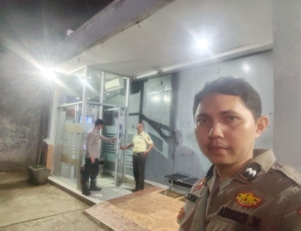 Patroli Malam Polsek Sukaresik Tingkatkan Sambang Warga, Sampaikan Pesan Kamtibmas. 